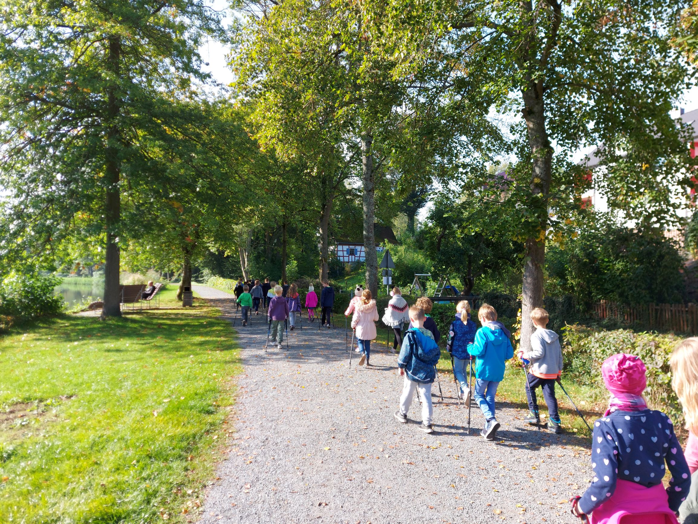 Thurnauer Grundschüler mit Walkingstöcken gespendet von PDR