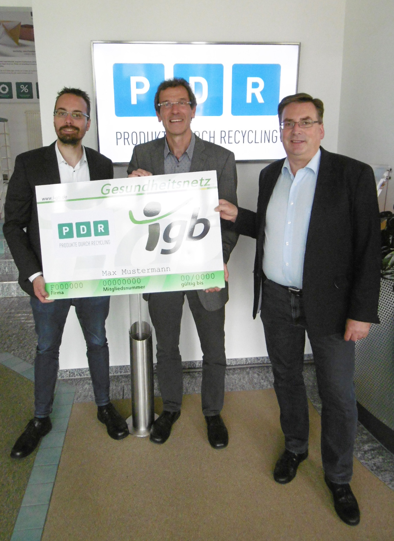 PDR ist jetzt Mitglied bei i-gb. Offizielles Foto mit PDR-Geschäftsführer Dr. Thomas Hillebrand (Mitte), PDR-Betriebsleiter Peter Schmeußer (rechts) und Michael Mross von i-gb (links).